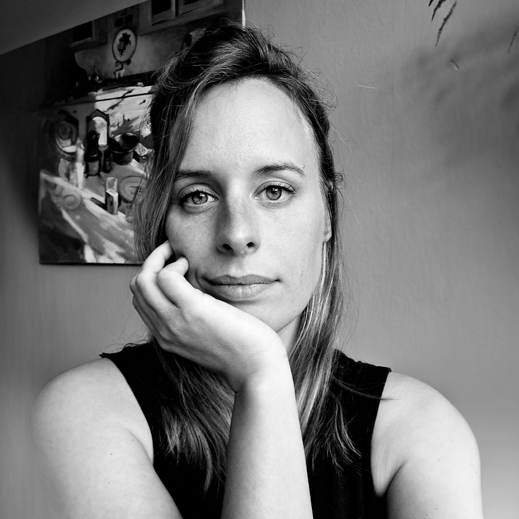 Foto van Eva Rijpert in het pand van School voor Coaching.